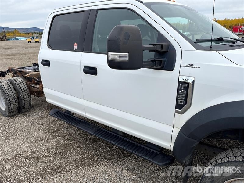 Ford F-450 4x4 Crew Cab Cab and Chassis Cabine en interieur