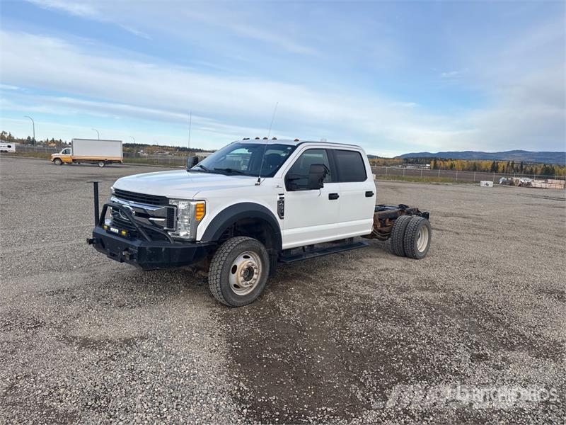 Ford F-450 4x4 Crew Cab Cab and Chassis Cabine en interieur
