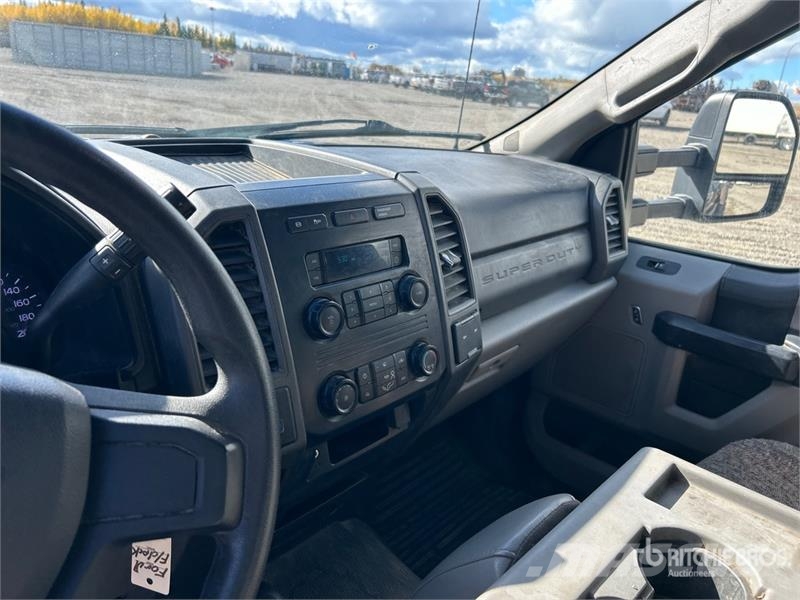 Ford F-550 XL 4x4 Crew Cab Flatbed Truck Camiones plataforma