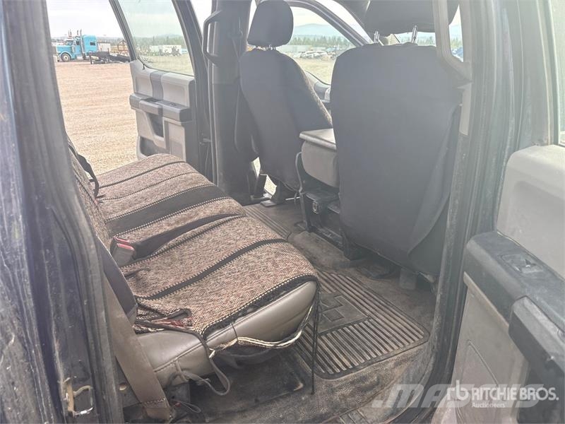 Ford F-550 XL 4x4 Crew Cab Flatbed Truck Lava-kuorma-autot