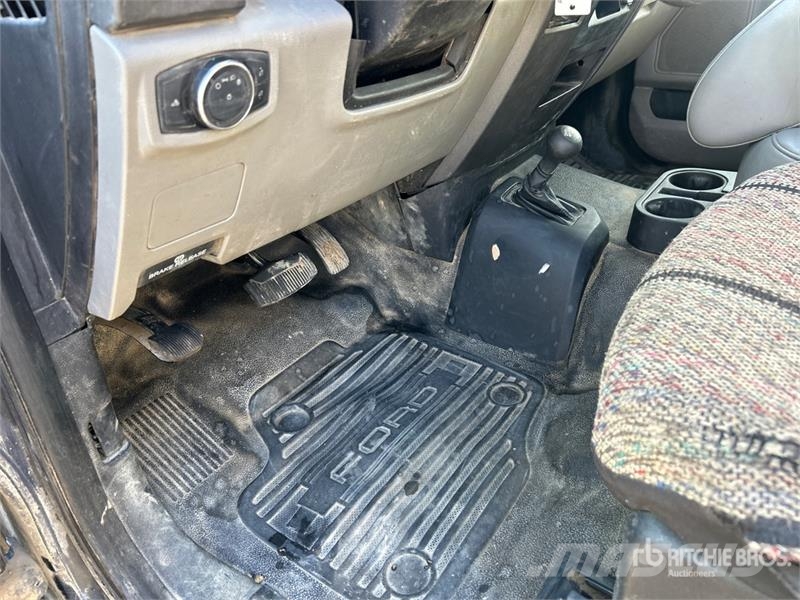 Ford F-550 XL 4x4 Crew Cab Flatbed Truck Camiones plataforma