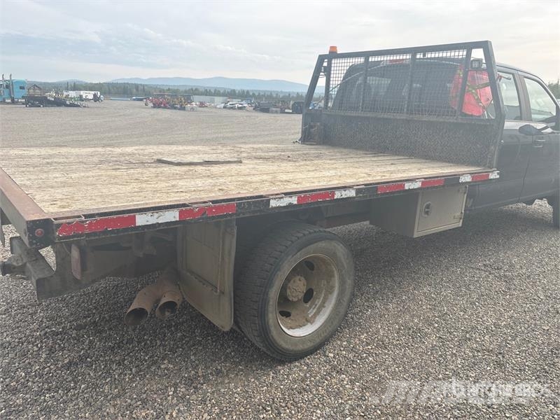 Ford F-550 XL 4x4 Crew Cab Flatbed Truck Lava-kuorma-autot