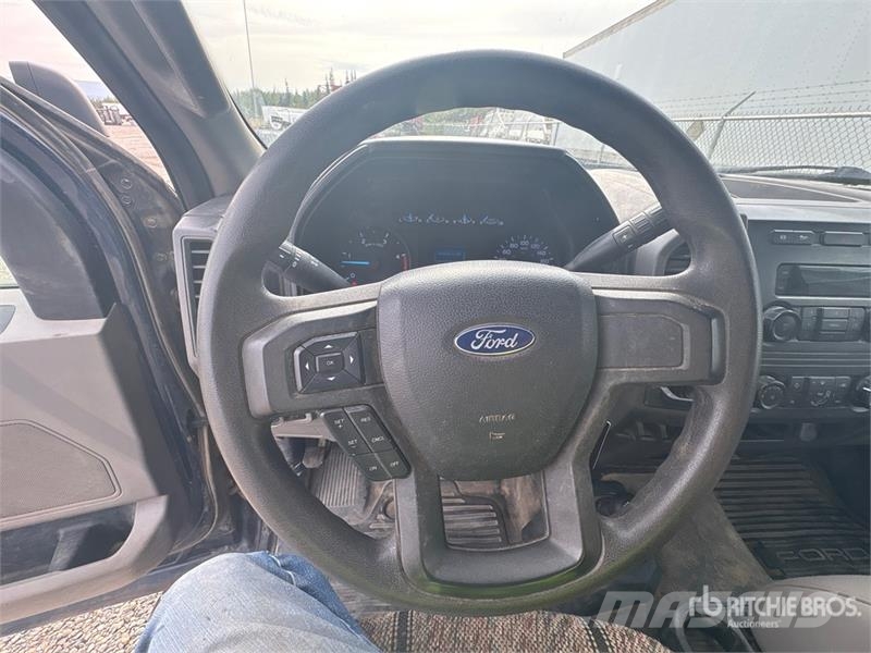 Ford F-550 XL 4x4 Crew Cab Flatbed Truck Lava-kuorma-autot