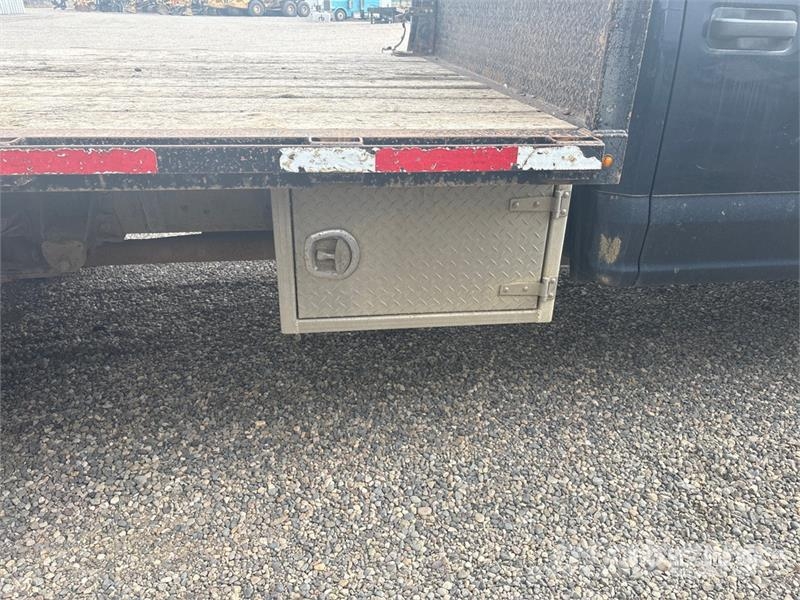 Ford F-550 XL 4x4 Crew Cab Flatbed Truck Lava-kuorma-autot
