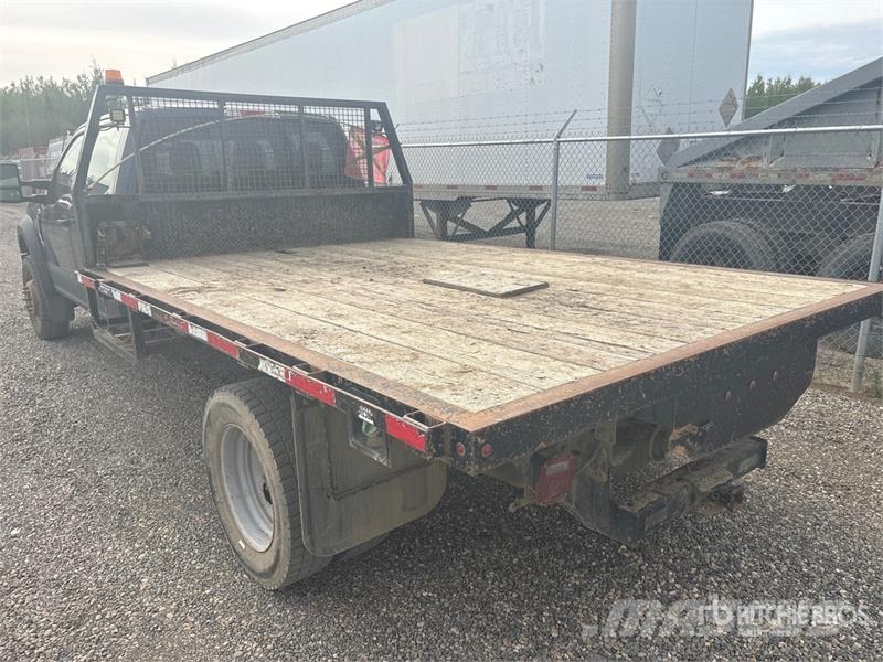 Ford F-550 XL 4x4 Crew Cab Flatbed Truck Lava-kuorma-autot