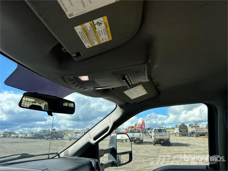 Ford F-550 XL 4x4 Crew Cab Flatbed Truck Camiones plataforma
