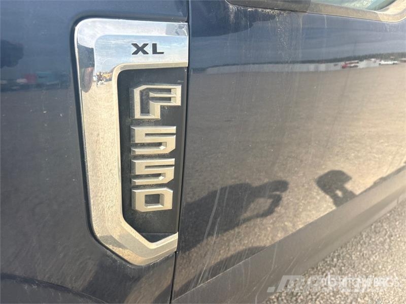 Ford F-550 XL 4x4 Crew Cab Flatbed Truck Lava-kuorma-autot