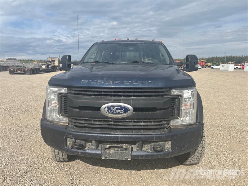 Ford F-550 XL 4x4 Crew Cab Flatbed Truck Lava-kuorma-autot
