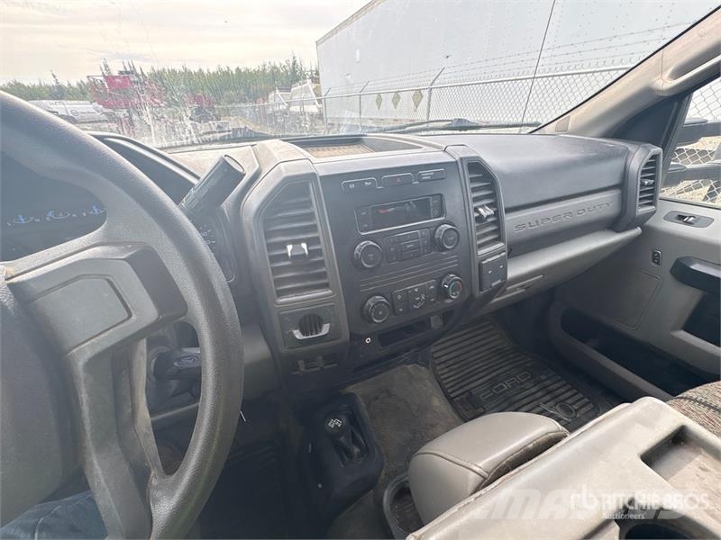 Ford F-550 XL 4x4 Crew Cab Flatbed Truck Lava-kuorma-autot