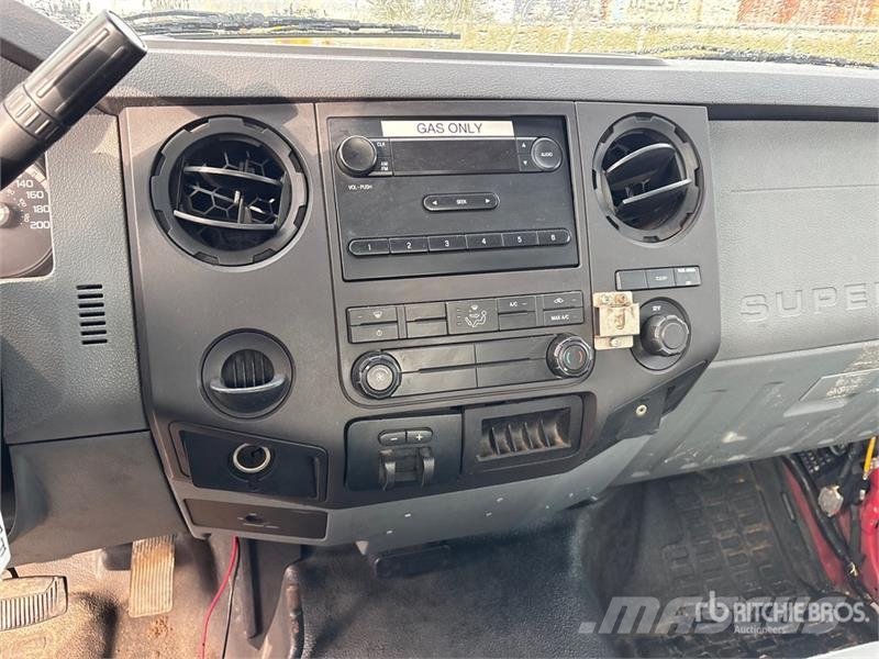 Ford F-550 XL 4x4 Flatbed Truck شاحنات مسطحة/مفصلية الجوانب