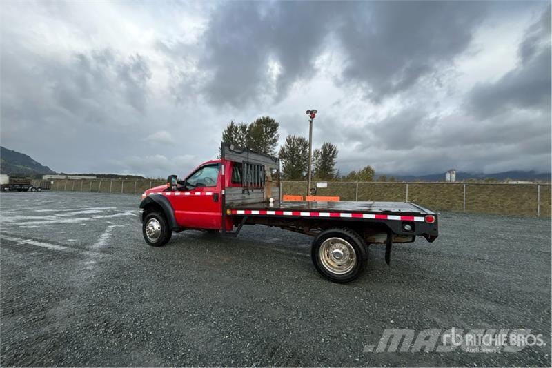 Ford F-550 XL 4x4 Flatbed Truck شاحنات مسطحة/مفصلية الجوانب