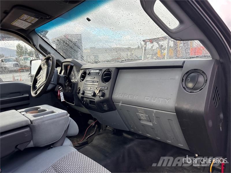 Ford F-550 XL 4x4 Flatbed Truck شاحنات مسطحة/مفصلية الجوانب
