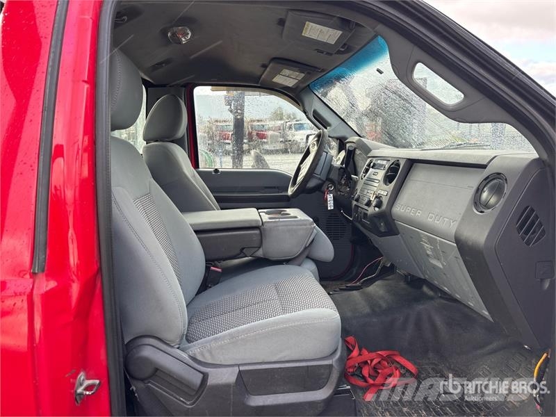Ford F-550 XL 4x4 Flatbed Truck شاحنات مسطحة/مفصلية الجوانب