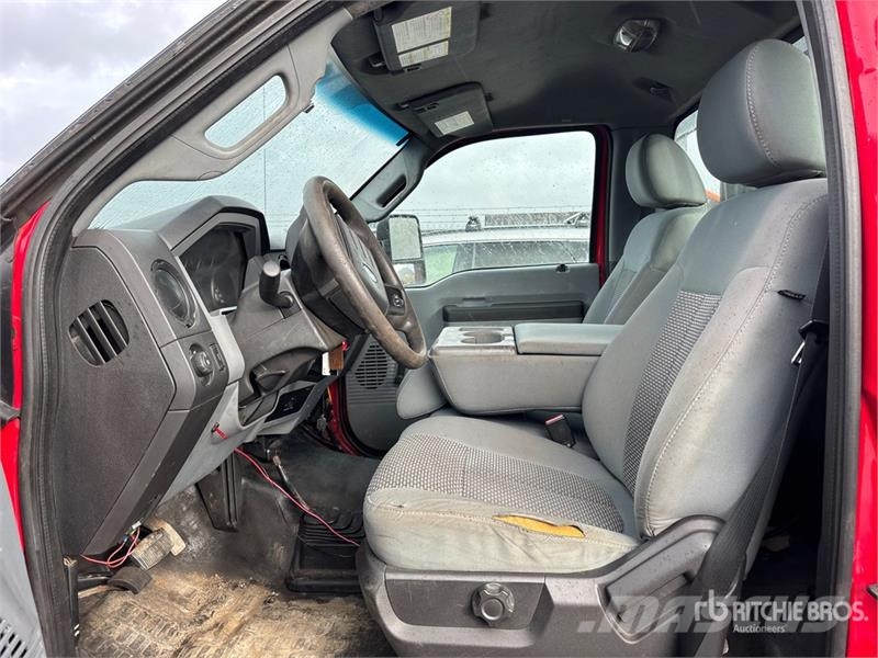 Ford F-550 XL 4x4 Flatbed Truck شاحنات مسطحة/مفصلية الجوانب