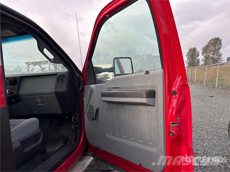 Ford F-550 XL 4x4 Flatbed Truck شاحنات مسطحة/مفصلية الجوانب