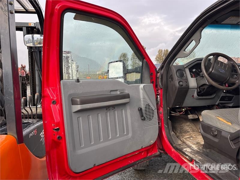 Ford F-550 XL 4x4 Flatbed Truck شاحنات مسطحة/مفصلية الجوانب
