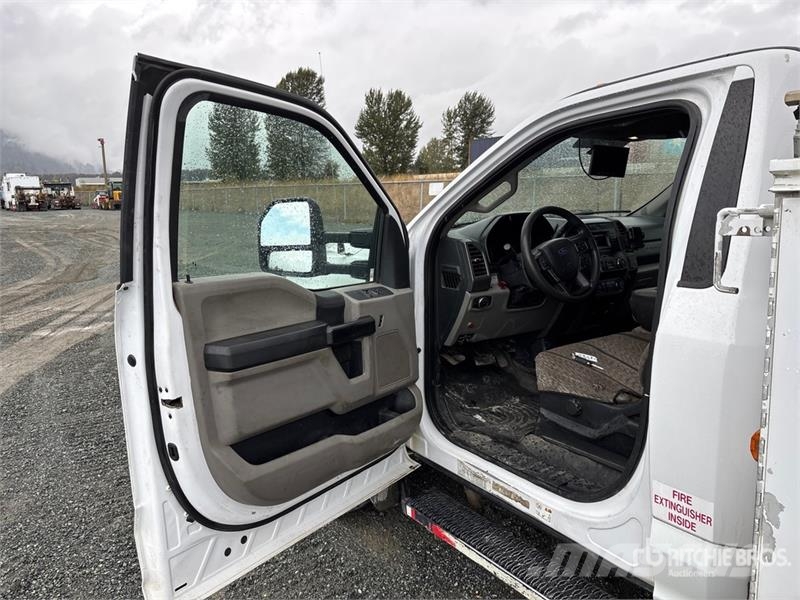 Ford F-550 XL 4x4 Utility Truck Kis teherszállító/Platós kocsi