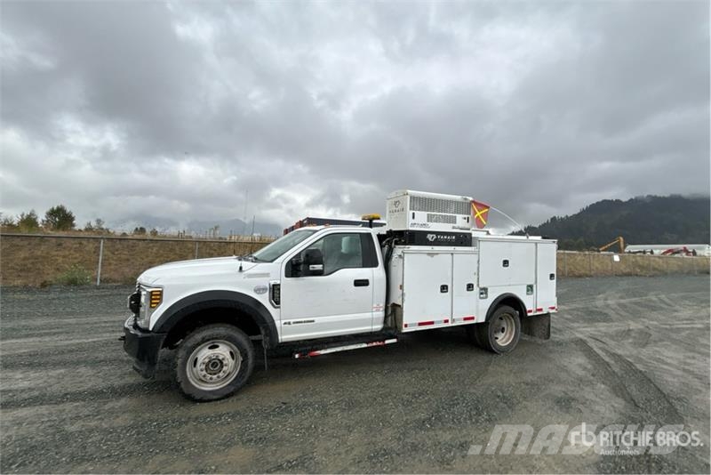 Ford F-550 XL 4x4 Utility Truck Kis teherszállító/Platós kocsi