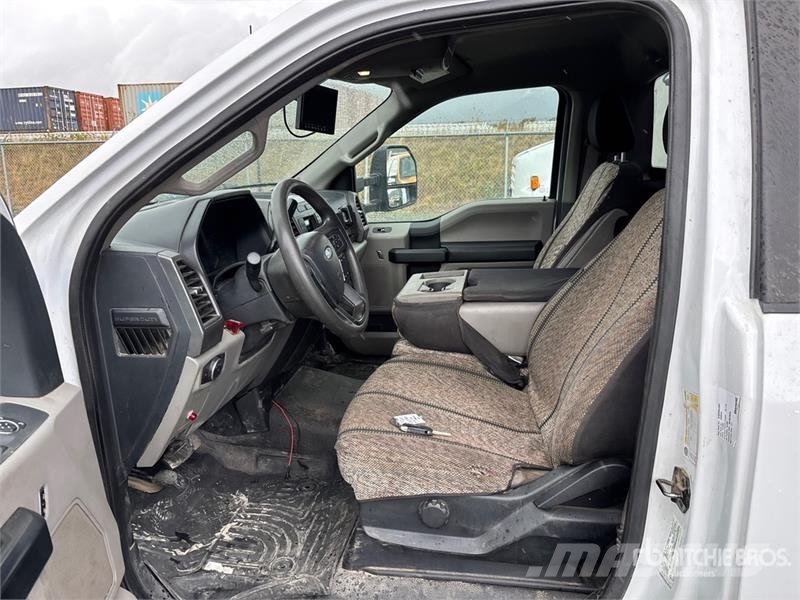 Ford F-550 XL 4x4 Utility Truck Kis teherszállító/Platós kocsi