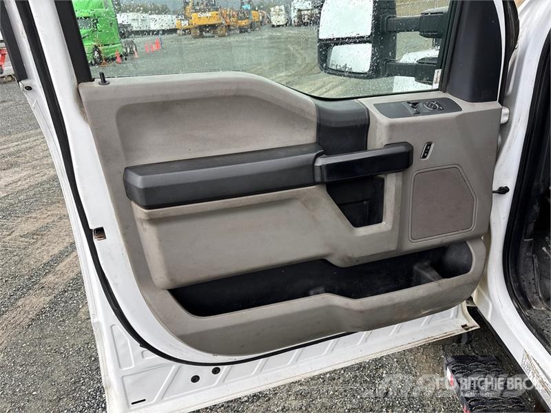 Ford F-550 XL 4x4 Utility Truck Kis teherszállító/Platós kocsi