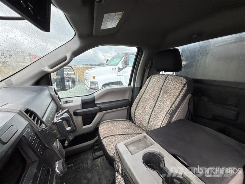 Ford F-550 XL 4x4 Utility Truck Kis teherszállító/Platós kocsi