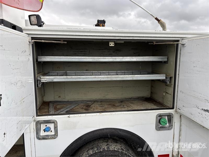 Ford F-550 XL 4x4 Utility Truck Kis teherszállító/Platós kocsi