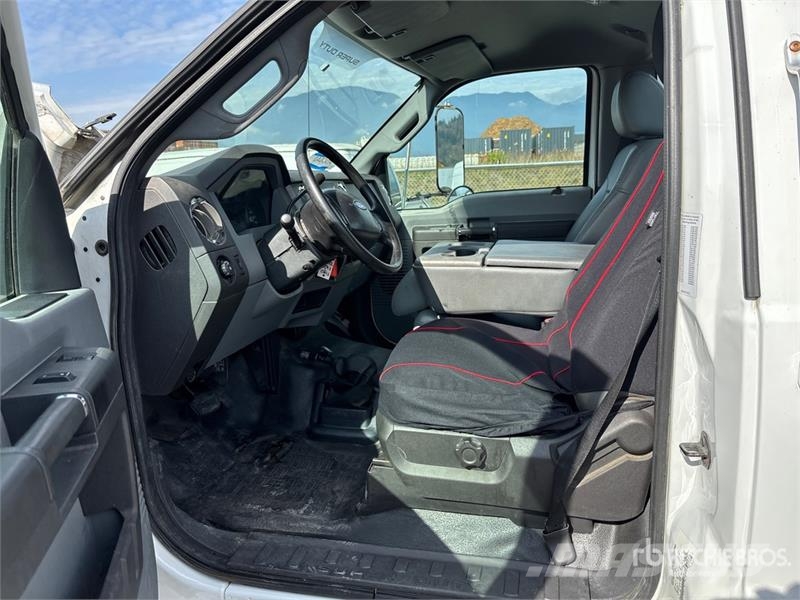 Ford F-650 XLT 4x2 Cab and Chassis Kabine i unutrašnjost