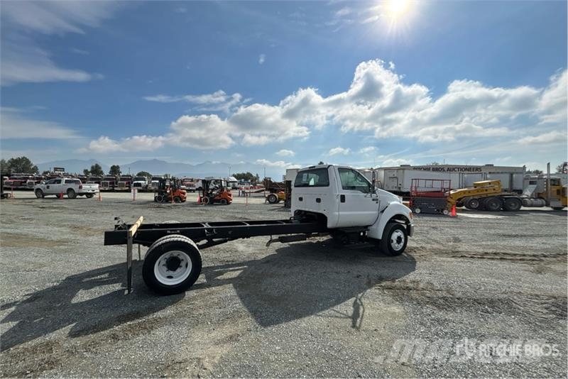Ford F-650 XLT 4x2 Cab and Chassis Kabine i unutrašnjost