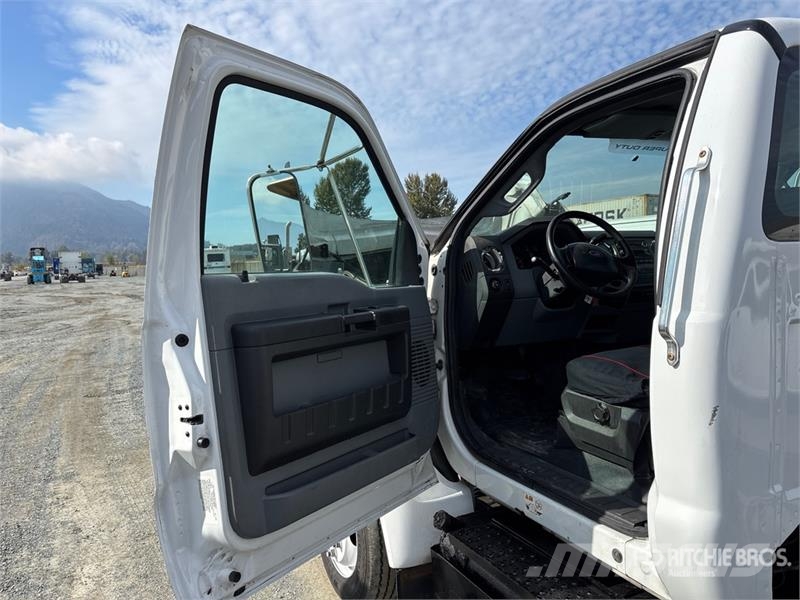 Ford F-650 XLT 4x2 Cab and Chassis Kabine i unutrašnjost