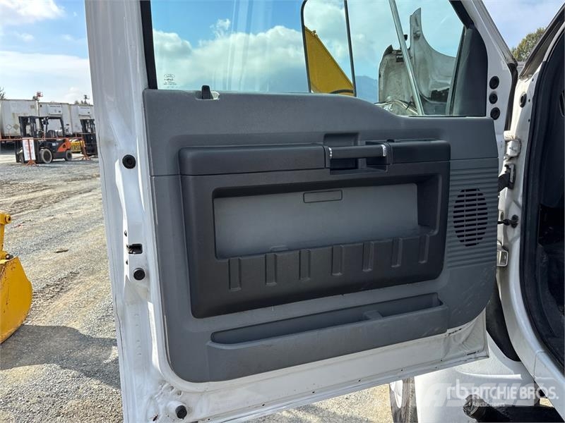 Ford F-650 XLT 4x2 Cab and Chassis Kabine i unutrašnjost