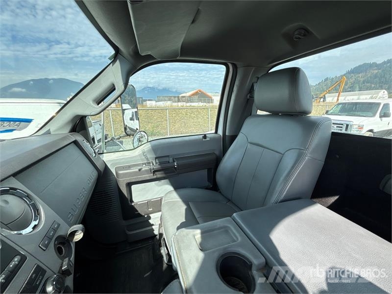 Ford F-650 XLT 4x2 Cab and Chassis Kabine i unutrašnjost