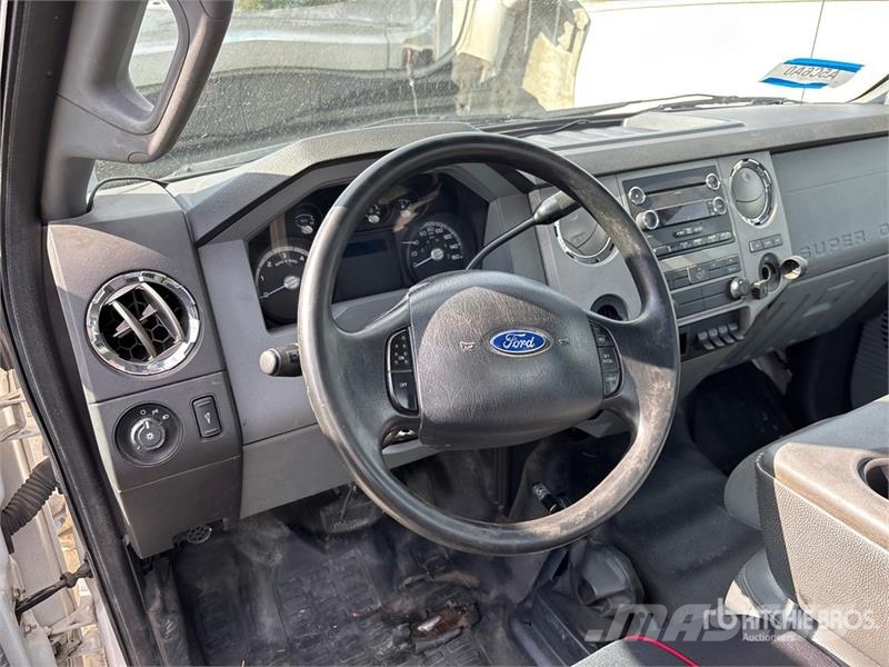 Ford F-650 XLT 4x2 Cab and Chassis Kabine i unutrašnjost