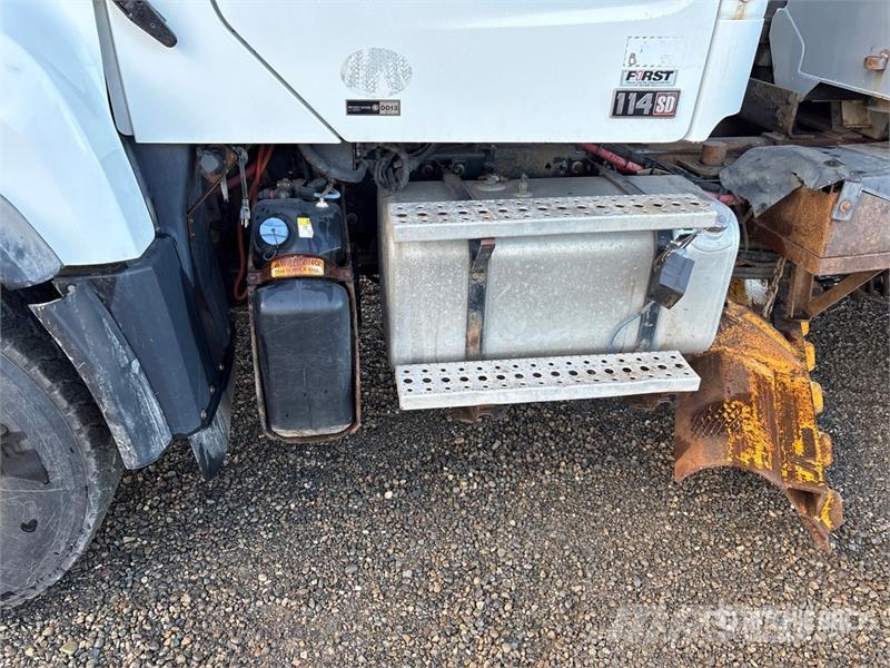 Freightliner 114SD 6x4 w/ Sander T/A Dump Truck Pojazdy komunalne