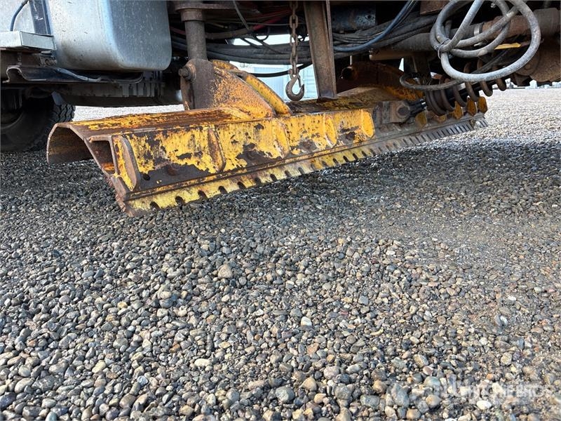 Freightliner 114SD 6x4 w/ Sander T/A Dump Truck Pojazdy komunalne
