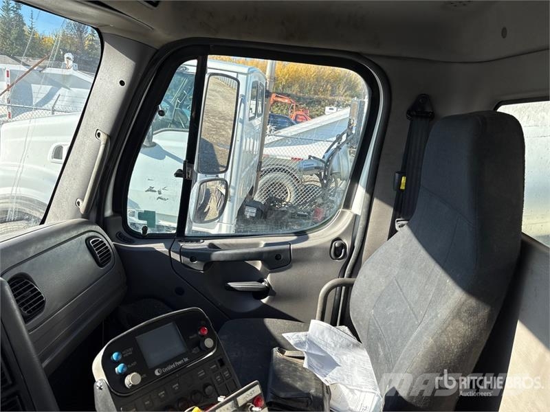 Freightliner 114SD 6x4 w/ Sander T/A Dump Truck Kallurid