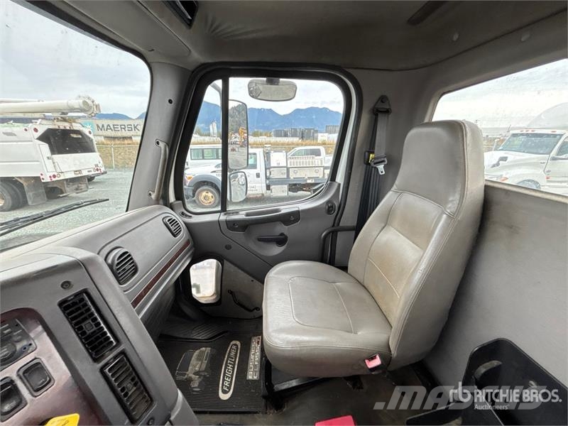 Freightliner 4x2 S/A Day Cab Truck Tractor Trekkers