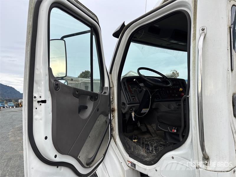 Freightliner 4x2 S/A Day Cab Truck Tractor Trekkers