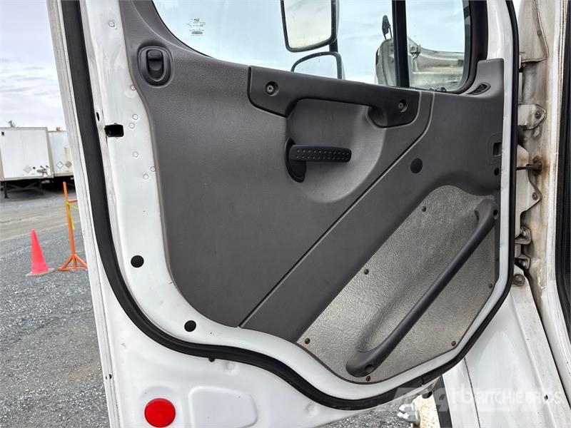 Freightliner 4x2 S/A Day Cab Truck Tractor Trekkers