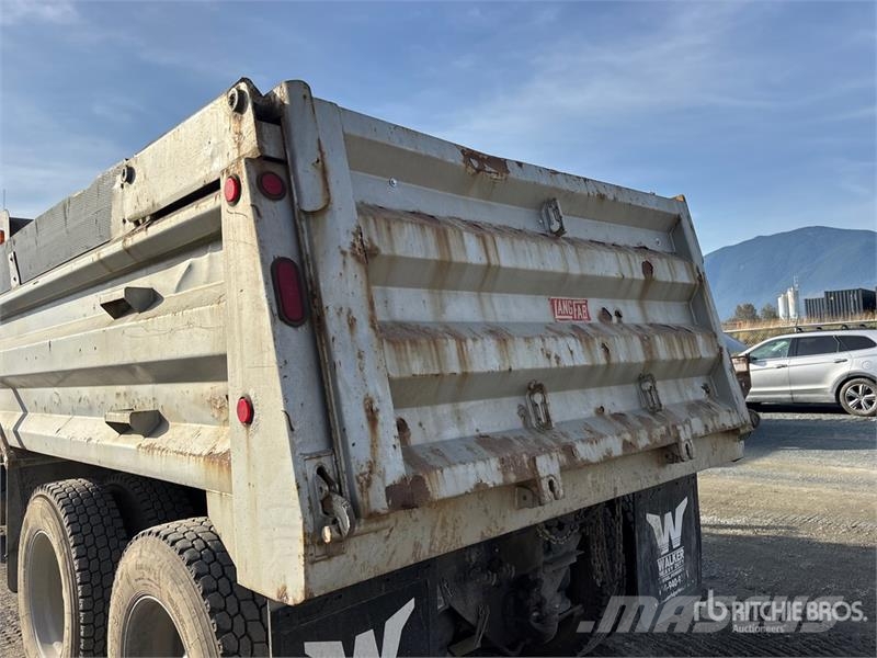 Freightliner 6x4 T/A Dump Truck Kipper