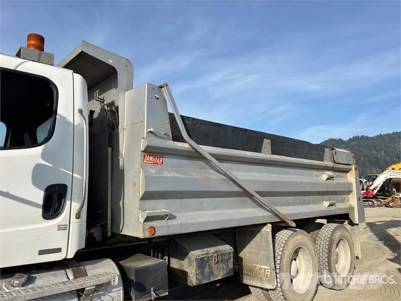 Freightliner 6x4 T/A Dump Truck Kipper