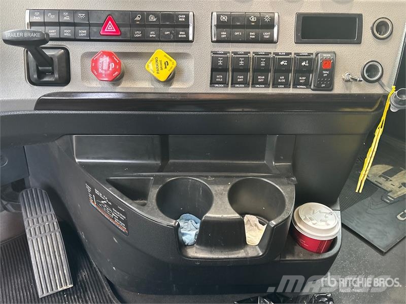 Freightliner 6x4 T/A Sleeper Truck Tractor 牵引车