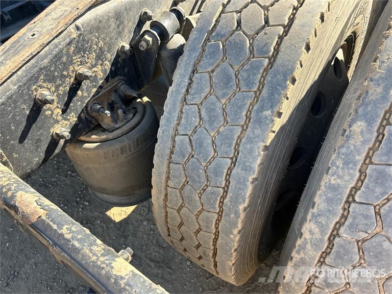 Freightliner 6x4 T/A Sleeper Truck Tractor 牵引车