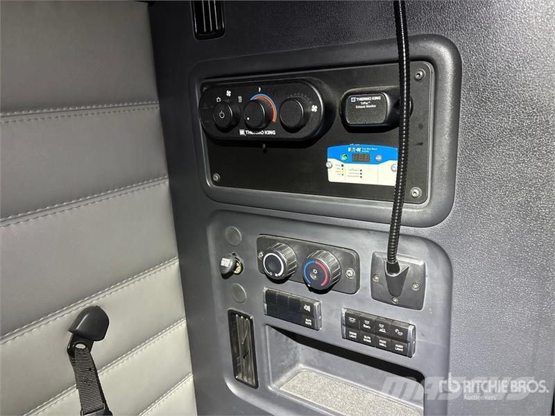 Freightliner 6x4 T/A Sleeper Truck Tractor 牵引车