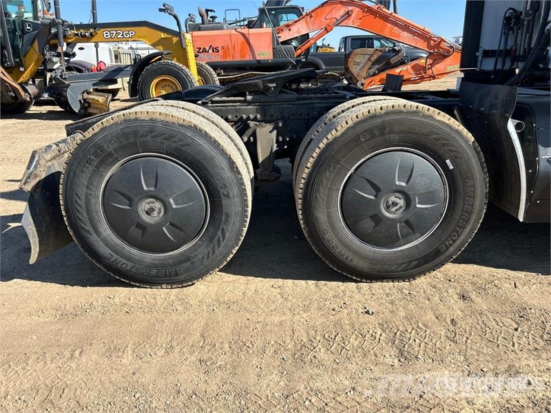 Freightliner 6x4 T/A Sleeper Truck Tractor 牵引车