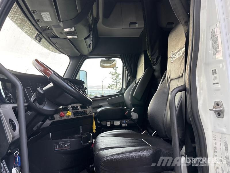 Freightliner 6x4 T/A Sleeper Truck Tractor 牵引车
