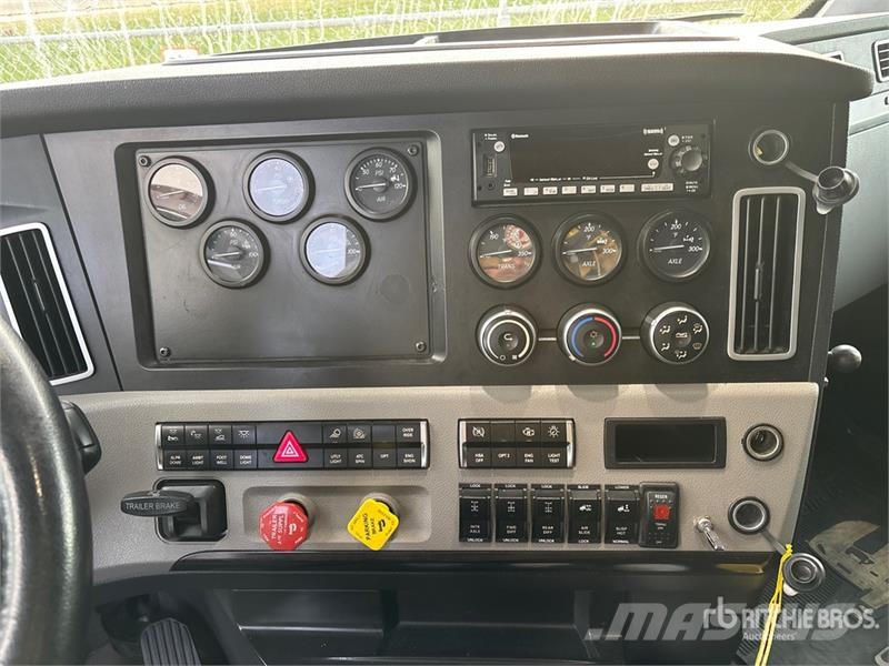 Freightliner 6x4 T/A Sleeper Truck Tractor 牵引车