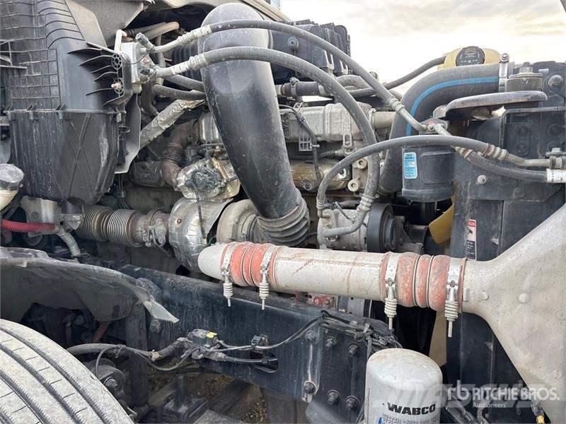 Freightliner 6x4 T/A Sleeper Truck Tractor 牵引车