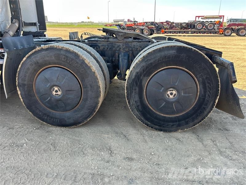Freightliner 6x4 T/A Sleeper Truck Tractor 牵引车