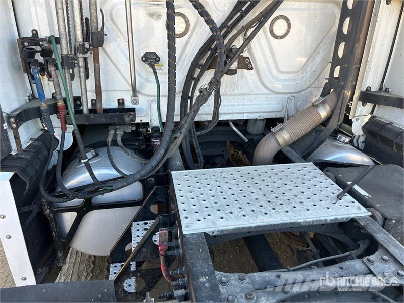 Freightliner 6x4 T/A Sleeper Truck Tractor 牵引车