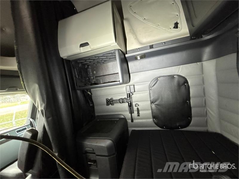 Freightliner 6x4 T/A Sleeper Truck Tractor 牵引车
